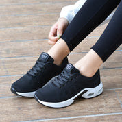 Vrouwelijke wandelschoenen zwart met mesh en witte zool detailopname