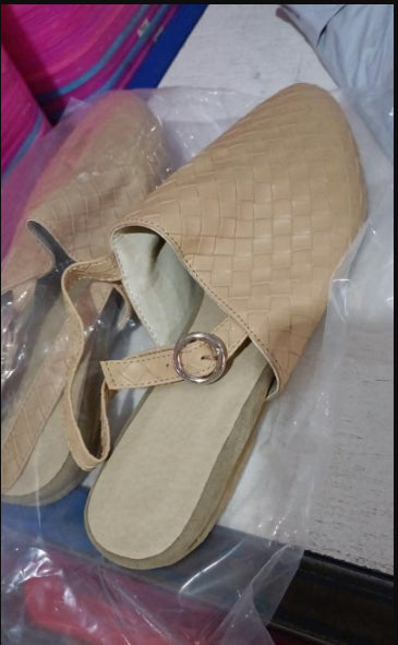 Lage sandalen beige met gesp en gevlochten detail bovenaanzicht