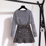 Sweater met parels en rok met strepen detail shot