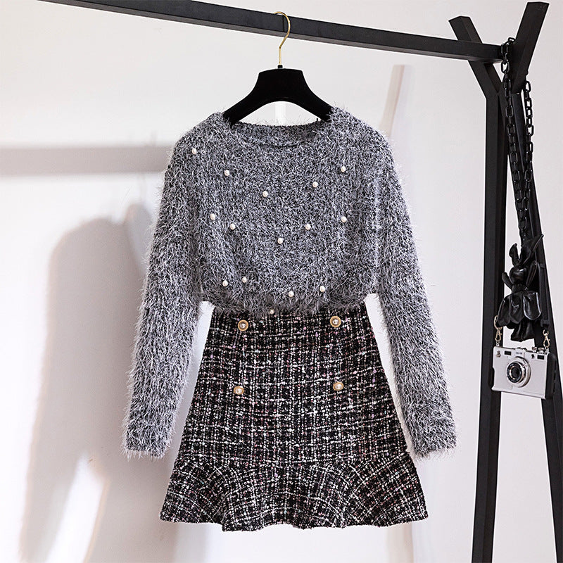 Sweater met parels en rok met strepen detail shot