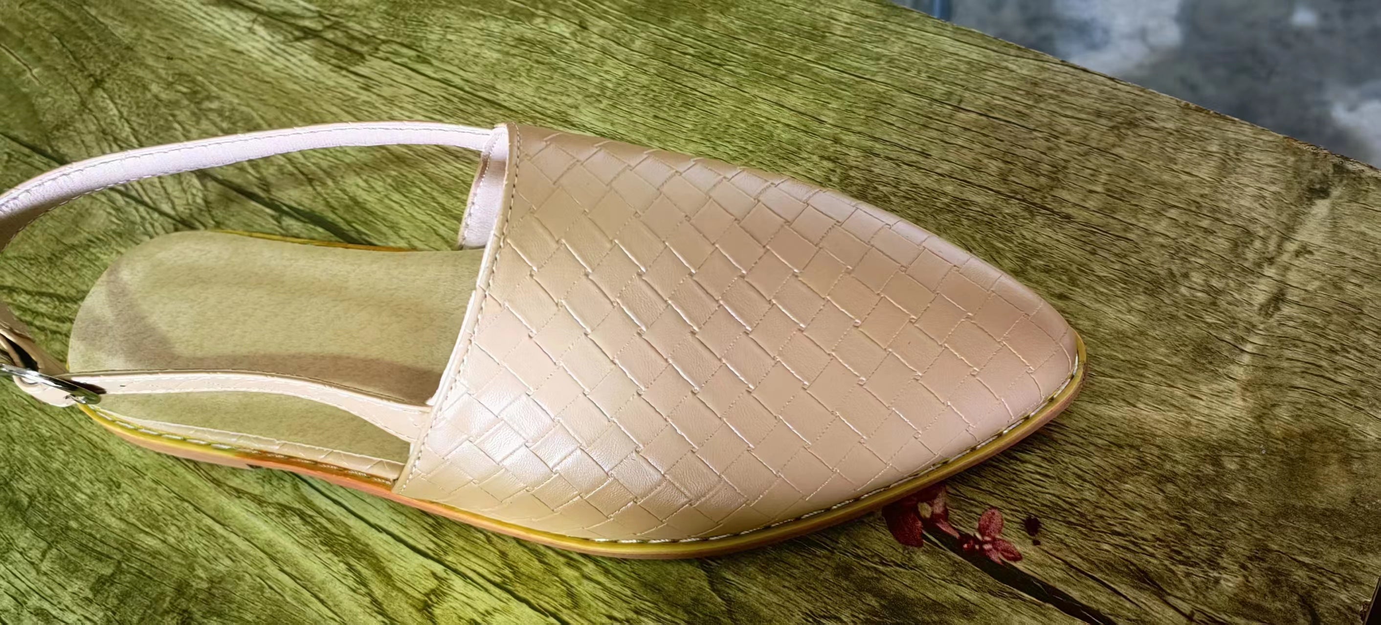 Lage sandalen beige met kruispatroon en riem detail
