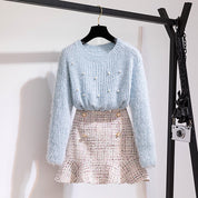 Sweater met parels en rokje lichtblauw en beige front view
