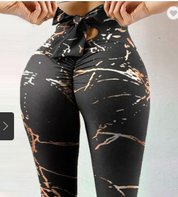 Yoga broek met zwarte en oranje patroon, zijprofiel