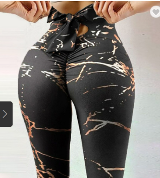 Yoga broek met zwarte en oranje patroon, zijprofiel
